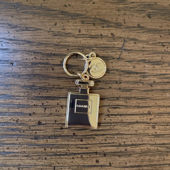 Chanel Beauty Holiday 2023 Gold No 5 Bottle Key Charm - Picture 3 of 3